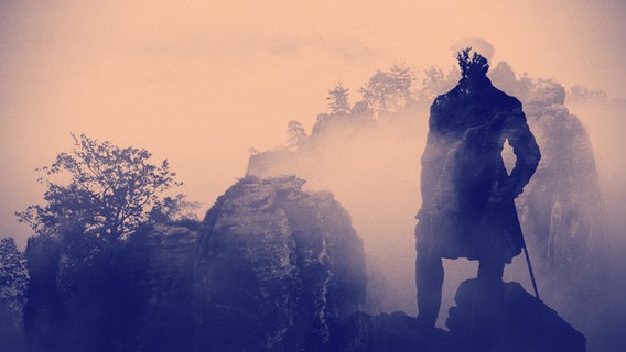 Bildmontage: Der Wanderer aus Caspar David Friedrichs berühmtem Gemälde "Der Wanderer über dem Nebelmeer" ist als Silhouette zu erkennen. Er blickt auf eine bergige Landschaft, die allerdings von derjenigen des Gemäldes abweicht. © NDR/Lukas Voigt/Viktoria Grunjajew 