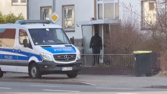 Ein Einsatzfahrzeug der Polizei steht vor einem Wohnhaus. © NonstopNews 