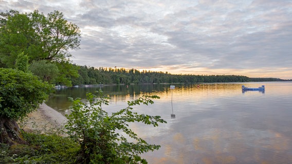 Mecklenburgische Seenplatte, Campingplatz am Tollensesee. © WDR/mauritius images/Udo Bernhart 