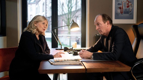 Isa von Brede (Sabine Postel) und Markus Gellert (Herbert Knaup) besprechen sich in seinem Büro. © ARD/Georges Pauly 