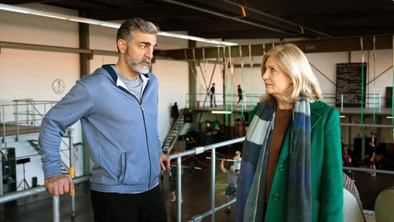 Isa von Brede (Sabine Postel) trifft ihren Mandanten Demir Bakhash (Neil Malik Abdullah) in dessen Fitness-Studio. © ARD/Georges Pauly 