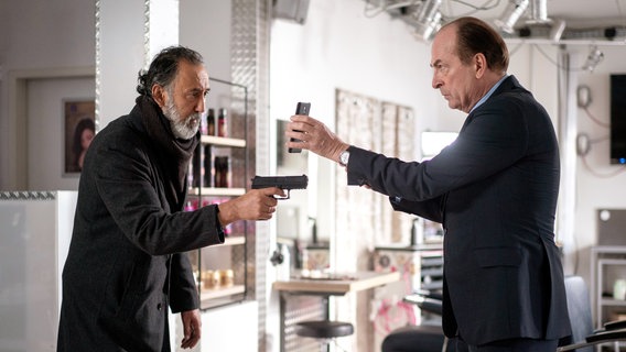 Markus Gellert (Herbert Knaup) zeigt Mahmud Hadad (Ercan Durmaz) den Haftbefehl auf seinem Handy. © ARD/Georges Pauly 