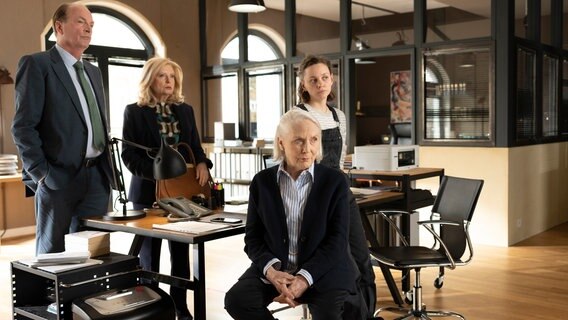 Das Team der Kanzlei: Markus Gellert (Herbert Knaup), Isabel von Brede (Sabine Postel), Marion von Brede (Marie Anne Fliegel) und Charlie Runge (Mathilde Bundschuh). © ARD/Christine Schroeder 