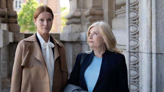 Die einstigen Intimfeinde, Staatsanwältin Barbara Geldermann (Esther Schweins) und Anwältin Isabel von Brede (Sabine Postel), sind zu Verbündeten geworden. © ARD/Christine Schroeder 