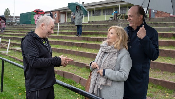 Fußballtrainer Achim Voss (Michael Lott, l.) spricht mit den Anwälten Isabel von Brede (Sabine Postel, 2.v.r.) und Markus Gellert (Herbert Knaup, r.). © ARD/Christine Schroeder 