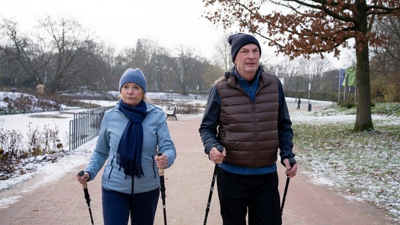 Fit ohne Fun: Anwältin Isa von Brede (Sabine Postel) walkt mit Partner Markus Gellert (Herbert Knaup). © ARD/Georges Pauly 