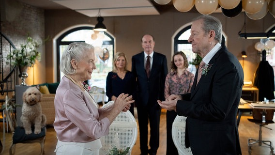 Marion von Brede (Marie Anne Fliegel, v.l.) und Heiko Welting (Gerhard Garbers, v.r.) heiraten in der Kanzlei. Isabel von Brede (Sabine Postel, h.l.), Markus Gellert (Herbert Knaup, h.M.) und Charlie Runge (Mathilde Bundschuh, h.r.) blicken mit einem Lächeln zu den beiden. © ARD/Georges Pauly 