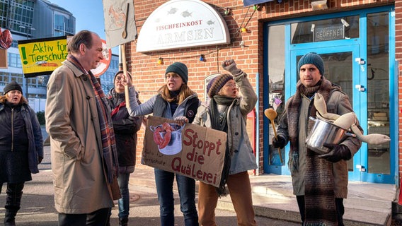 Tierschützer blockieren das Geschäft von Fischhändler Harmsen. Undercover daruntergemischt hat sich Referendar Thomas Zuhse. © ARD/Geoerges Pauly 