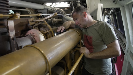 Roland Sandkuhl bei Arbeiten in seiner Lok. © NDR/Henning Orth/Mats Enderle 