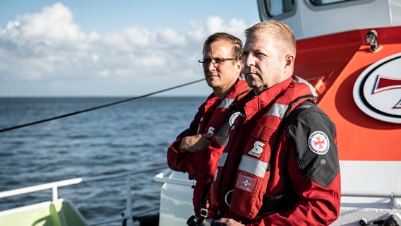 Zwei Seenotretter stehen an Deck und Blicken aufs Meer. © Kinescope/Achim Multhaupt 