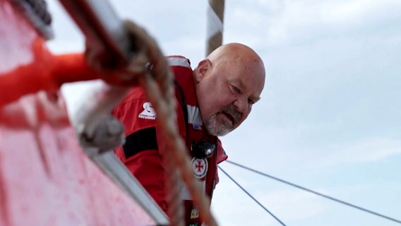 Ein Seenotretter schaut über die Reling. © Kinescope/Achim Multhaupt 