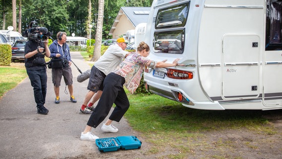 Pastorin Ina Jäckel hilft auf dem Campingplatz von Kühlungsborn, ein Wohnmobil zu schieben. © Christine Raczka/Kirche im NDR 