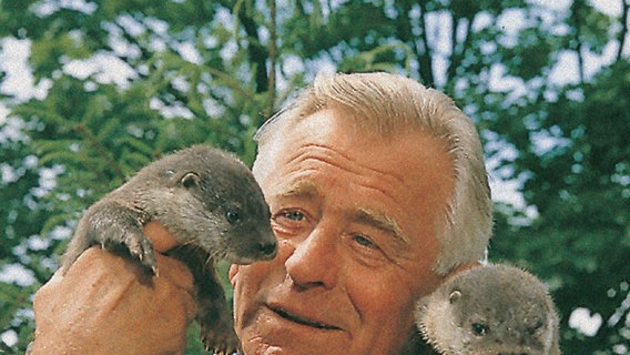 Prof. Heinz Sielmann mit jungem Otter. © NDR/ Heinz Sielmann Stiftung 