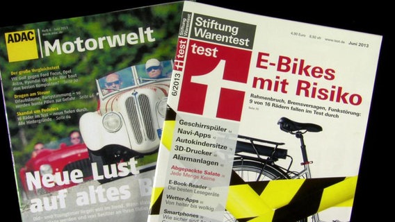 Jeweils eine Zeitschrift der Motorwelt und eine von Stiftungwarentest zum Thema E-Bike.  