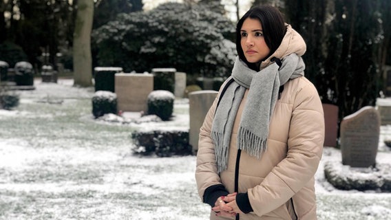 Bestatterin Seren Gören auf dem Ohlsdorfer Friedhof in Hamburg. Friedhöfe haben sie schon immer fasziniert. © NDR/Yasemin Ergin 