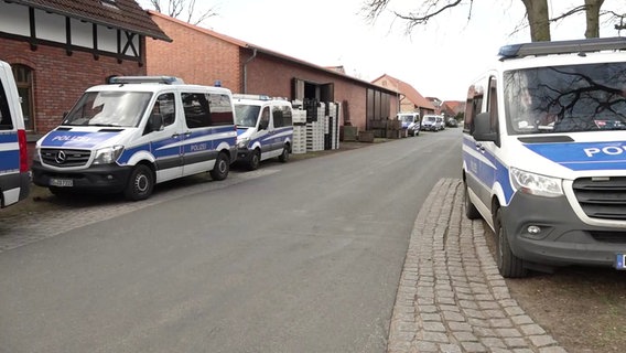 Einsatzfahrzeuge der Polizei stehen in Rietze. © NonstopNews 