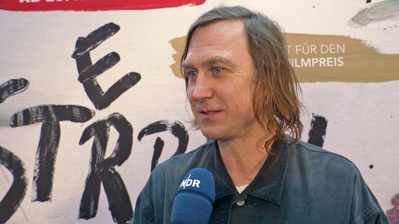 Lars Eidinger im Gespräch mit dem NDR © Screenshot 