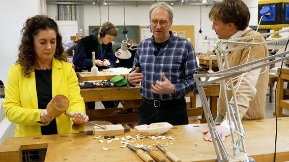 Die Moderatoren testen ihr handwerkliches Geschick. © NDR 