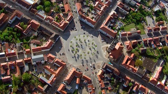 Der Marktplatz von Neustrelitz. © NDR/doc.station GmbH 