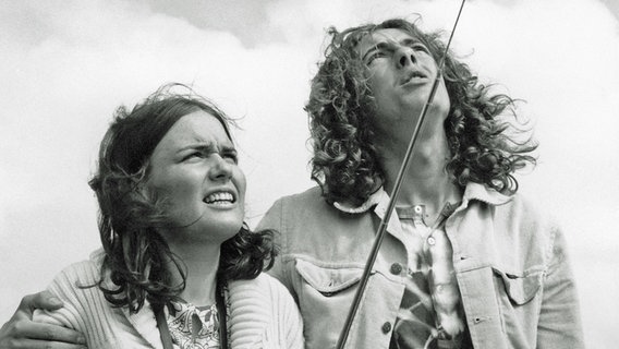 Als harmloses Urlaubsvergnügen steuern Holly (Mathias Einert) und seine Freundin May (Sophie Soltau) ein Modellflugzeug in den Sylter Dünen. © NDR/Lilo-Foto 