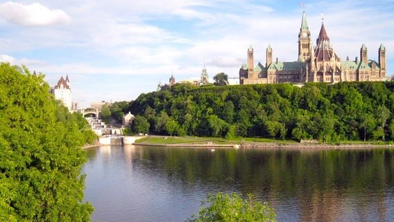 Rideau Kanal mit Parlamentsgebäude in Ottawa.. © NDR/SWR/Horst Brandenburg 