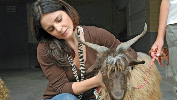 Susanne Mertens (Elisabeth Lanz) will das im Zoo aufgetauchte Zicklein wieder zu dessen Besitzern bringen © NDR/Christa Köfer 