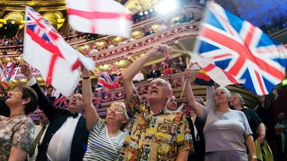 Ein stets wiederkehrendes Ritual: Unvergleichlich ist die Atmosphäre beim immer gleichen Schluss mit dem "Pomp and Circumstance March No.1 von Edward Elgar und dem britischen Traditionals "Rule Britannia" und "Jerusalem". © WDR/dpa, Andrew Stuart 