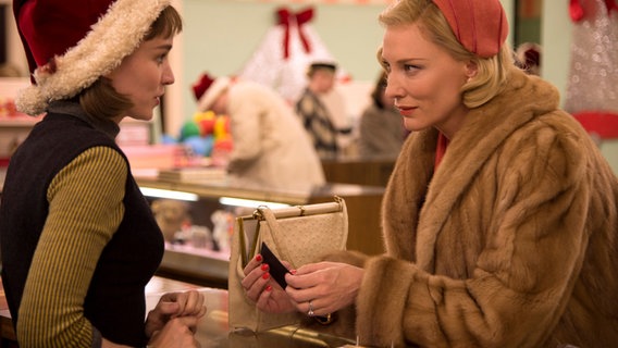 Liebe auf den ersten Blick: Die elegante Carol (Cate Blanchett) lernt die Verkäuferin Therese (Rooney Mara) kennen. © NDR/Degeto/DCM Film 