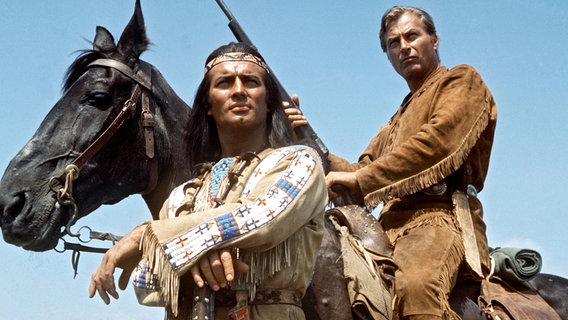 Die legendären Blutsbrüder Winnetou (Pierre Brice) und Old Shatterhand (Lex Barker). © NDR/ARD Degeto 