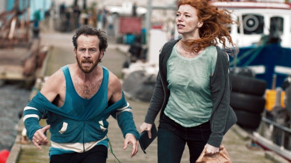 Anja (Marleen Lohse) und Frank (Fabian Busch) suchen verzweifelt ihre entführten Kinder. © NDR/Degeto/ndf/Repros 