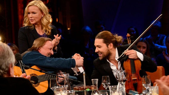 In der NDR Talk Show am 29.03.2013 sind Axel Prahl mit einer Gitarre, David Garrett mit einer Geige und Veronika Ferres zu sehen. © NDR/Uwe Ernst 