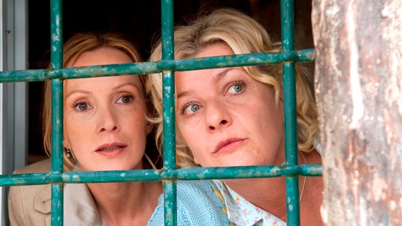 Lisbeth (Saskia Vester, rechts) und Carla (Katja Flint) wollen die Hochzeit ihrer Kinder verhindern. © © NDR/Degeto/Nicolas Maack 