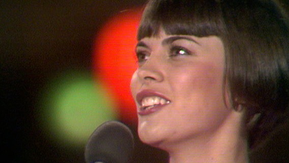 Ein Wiedersehen mit Connie Francis, Siw Malmkvist, Adamo, Roy Black und den unvergessenen Blue Diamonds. Die schönsten Schlager der 60er Jahre von „Schöner fremder Mann“ bis „Ganz in Weiss“. - Mireille Mathieu. © NDR/rbb 