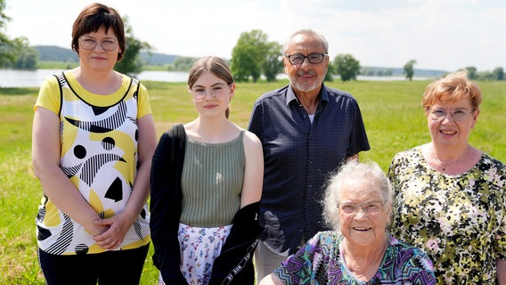 Wolfgang Stumph mit vier Generationen Familie von Rautenkranz im ehemaligen Grenzgebiet bei Darchau. © NDR/DOKFilm Fernsehprodution/Jan Urbanski 