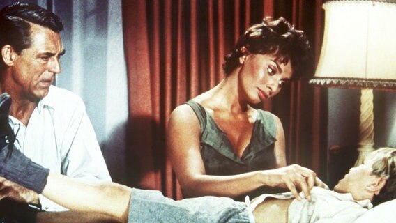 Tom Winston (Cary Grant) ahnt nicht, dass die schöne Cinzia (Sophia Loren) in Wirklichkeit keine Hausangestellte sondern die Tochter des berühmten Dirigenten Arturo Zaccardi ist. © NDR/WDR/DEGETO 
