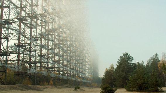 Duga Radar in der Sperrzone Tschernobyl © NDR/Das Kind mit der goldenen Jacke Filmproduktion/2021 Nikolai von Graevenitz 