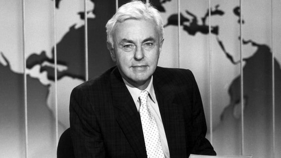 Der Hanns-Joachim-Friedrichs-Preis ist einer der begehrtesten deutschen Preise für herausragenden Fernsehjournalismus. Er wurde 1995 nach dem Tod des tagesthemen-Moderators Hanns Joachim Friedrichs von seinem Freundeskreis ins Leben gerufen. Seitdem kürt jedes Jahr eine Jury aus ehemaligen Preisträger*innen ihre Nachfolger*innen. Die Verleihung findet in Hamburg statt. © NDR 