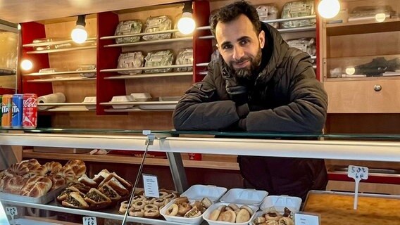 Alaa Almosto kommt aus Syrien. Seit 2017 verkauft er selbstgemachte Baklava, die Süßigkeiten seiner Heimat, in Rostock. © NDR/Till Lehmann 