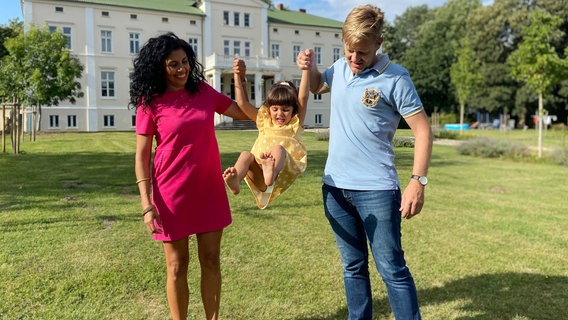 Sie haben erst spät das erste Kind bekommen: Adriana Acosta und Sönke Johanssen. Weil die Gutshausbaustelle zehn Jahre lang ihr Leben bestimmt hat. Als wäre es ein dritter Partner. © NDR/Populärfilm 