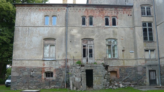 Das geschundene Gutshaus von Kobrow stand nie unter einem guten Stern. Schwierigkeiten beim Bau, Pleite des Gutsherrn, Niedergang und Aufsiedlung schon in den dreißiger Jahren. © NDR/Populärfilm 