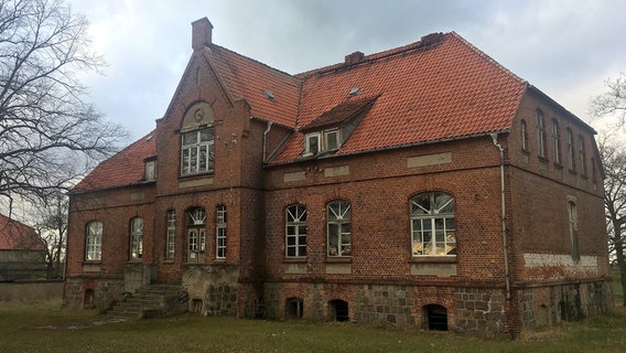 Im Gutshaus hat nie ein Gutsherr geherrscht. Scharpzow war Dominialgut und wurde von einem Pächter bewirtschaftet. © NDR/Populärfilm 