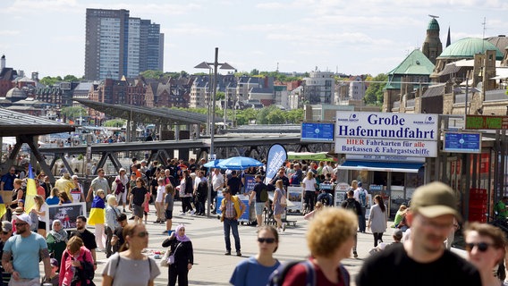 Mehr als 100 Millionen Tagestouristen besuchen Hamburg jährlich. Fast alle wollen einmal die große Hafenrundfahrt erleben. © NDR/MoersMedia/Nicole Wächter 