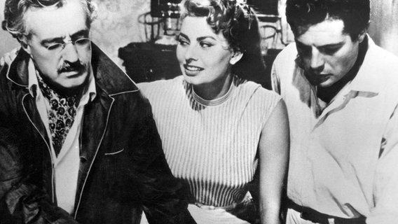 Paolo (Marcello Mastroianni, re.) hat sich in die bildhübsche Lina (Sophia Loren) verliebt. Noch ahnt er nicht, dass er durch die Bekanntschaft in ein wahres Diebesnest geraten ist. © NDR/Degeto 