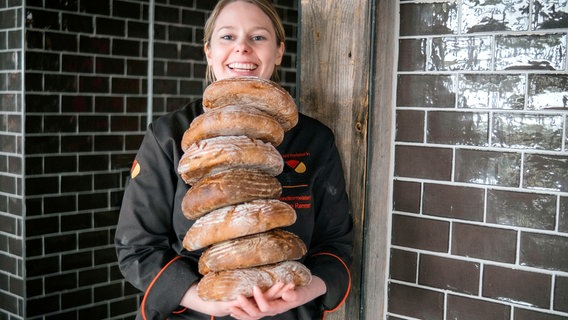 Jessika Remmers: Die 24-jährige Bäcker-und Konditormeisterin übernimmt derzeit den Betrieb ihrer Eltern © NDR/Dörte Haupt 