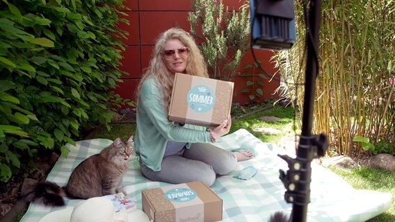 Werbe-Shooting für Tierprodukte mit ihren Katzen im Garten: Alltag für die Hamburger Petfluencerin Jessika Rust. © NDR/Walrus Film 