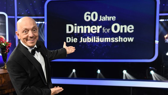 Moderator Bernhard Hoëcker lädt ein zu: "60 Jahre Dinner for One". © NDR/Uwe Ernst 