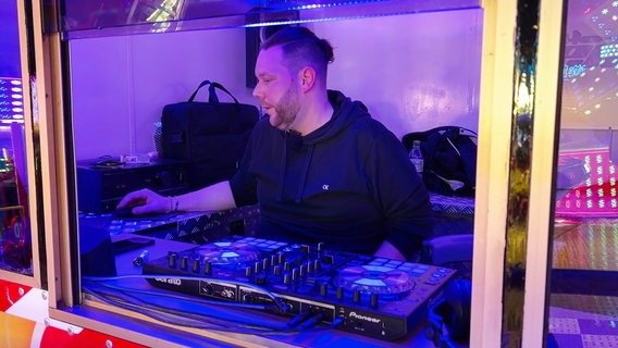 DJ Felixx an seinem Arbeitsplatz © NDR/ADAMfilm 