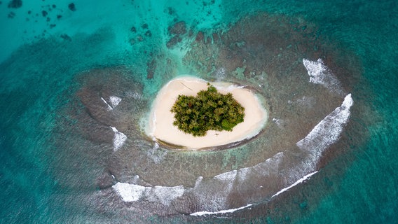 Salah satu dari 17.000 pulau di Indonesia.  Tidak semuanya berpenghuni.  © NDR/Ekohler 