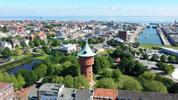 Der Wasserturm von Cuxhaven war sanierungsbedürftig. Ein Schweizer Ehepaar kaufte das 48 Meter hohe Gebäude, renovierte den Turm und kam dabei kräftemässig und finanziell an seine Grenzen. © NDR/Franziska Voigt 
