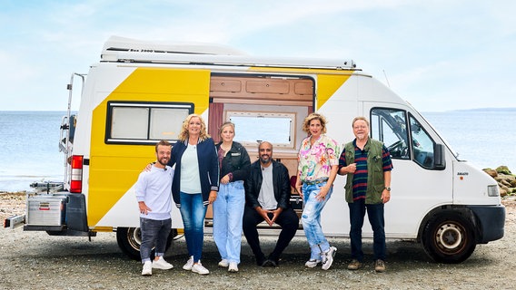 "Tietjen campt" geht auf große Deutschlandtour. (v.l.) Mathias Mester, Moderatorin Bettina Tietjen, Laura Larson, Abdelkarim, Elena Uhlig und Jürgen von der Lippe. © NDR/Hendrik Lüders 